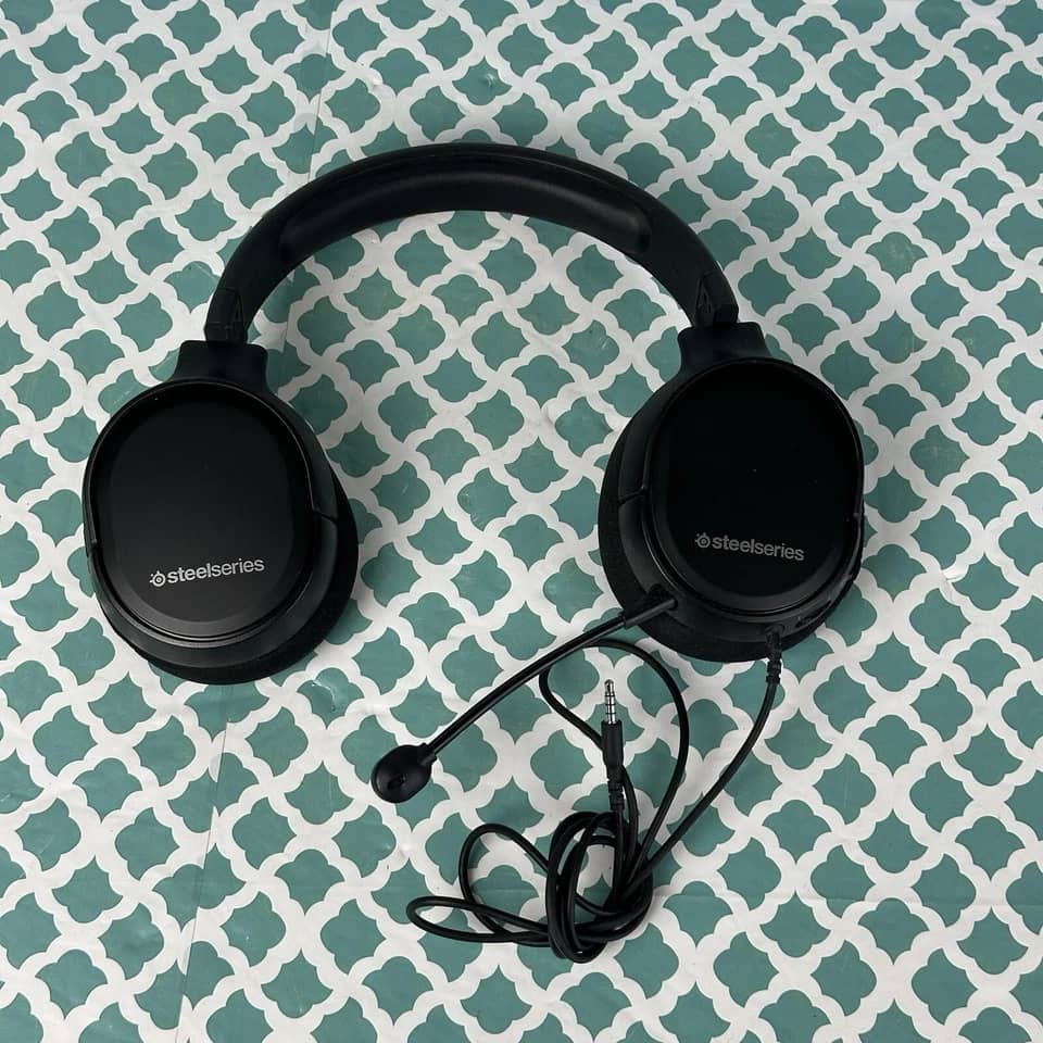 SteelSeries Arctis 1 Headphones & Earbuds Black Refurbished - Excellent