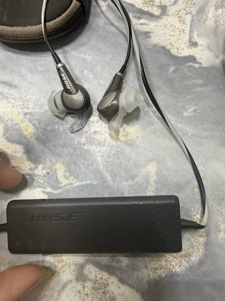 Bose QuietComfort 20 Headphones & Earbuds Black Open-Box Excellent