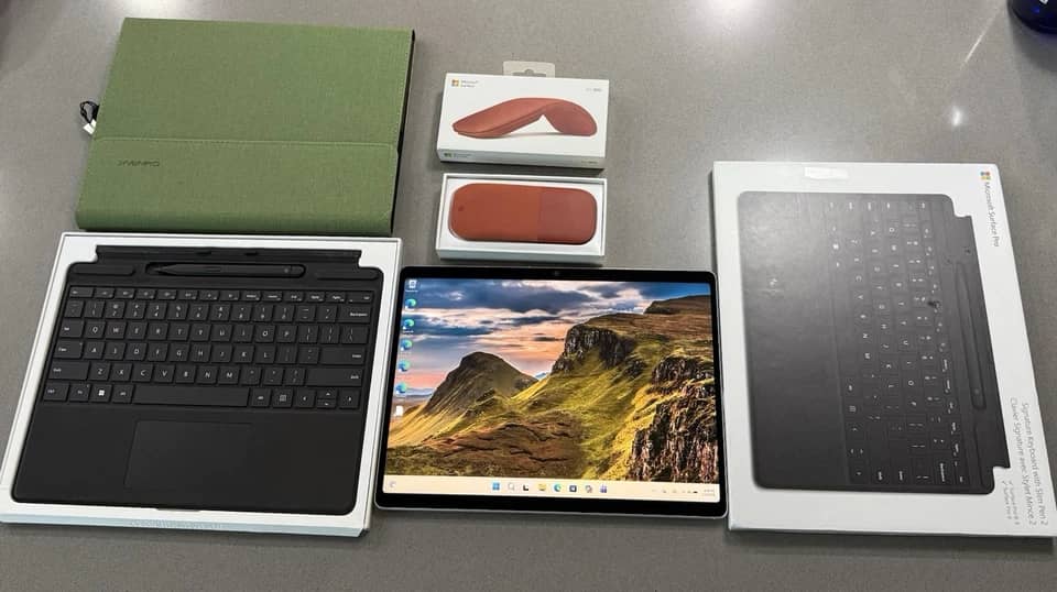 Microsoft Surface Pro 10 Tablets Silver 16GB New 13"