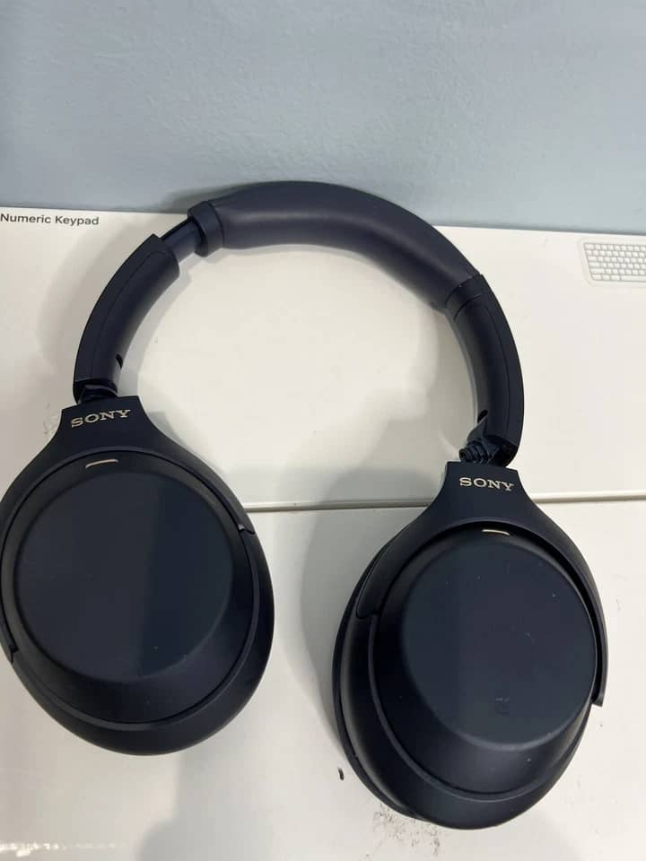 Sony WH-1000XM4 Headphones & Earbuds Silver New