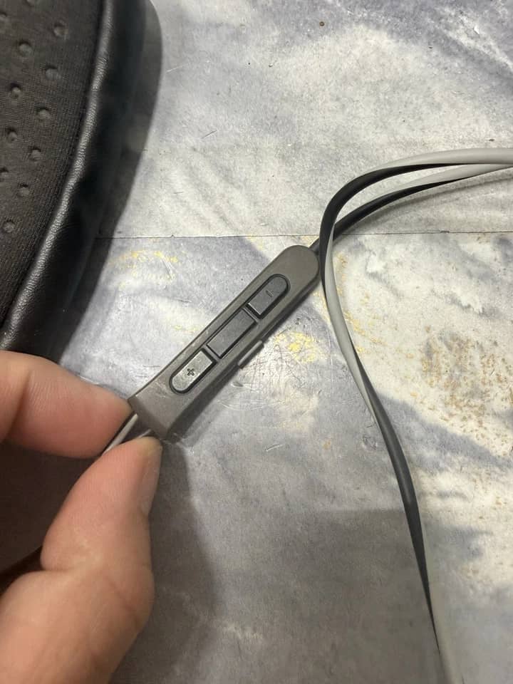 Bose QuietComfort 20 Headphones & Earbuds Black Open-Box Excellent