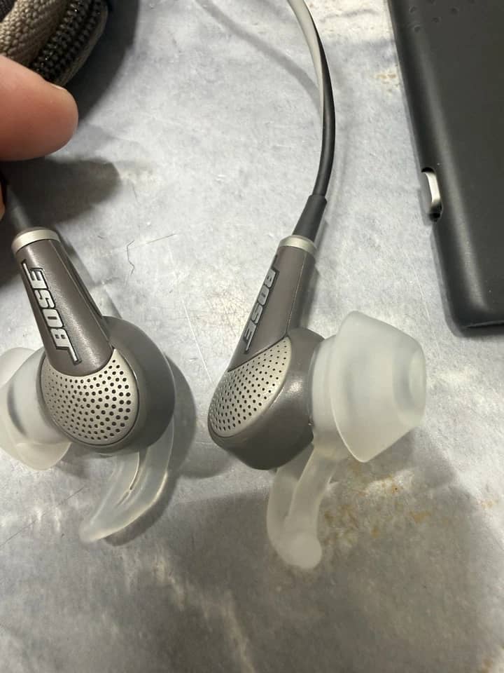 Bose QuietComfort 20 Headphones & Earbuds Black Open-Box Excellent