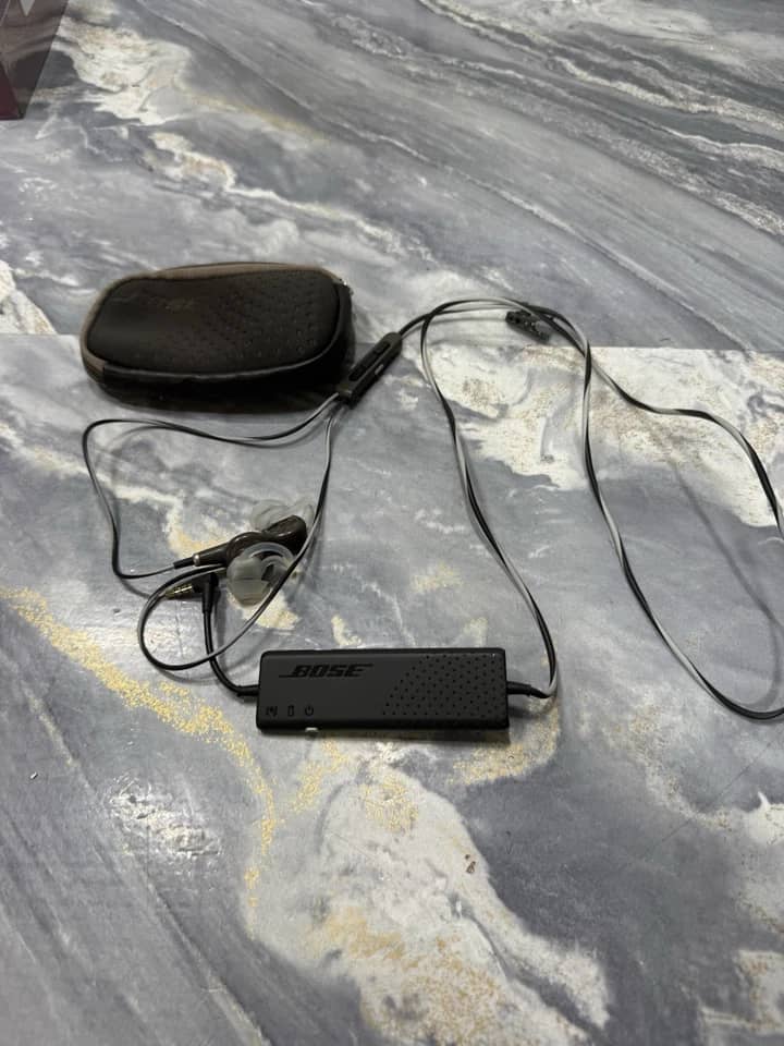 Bose QuietComfort 20 Headphones & Earbuds Black Open-Box Excellent