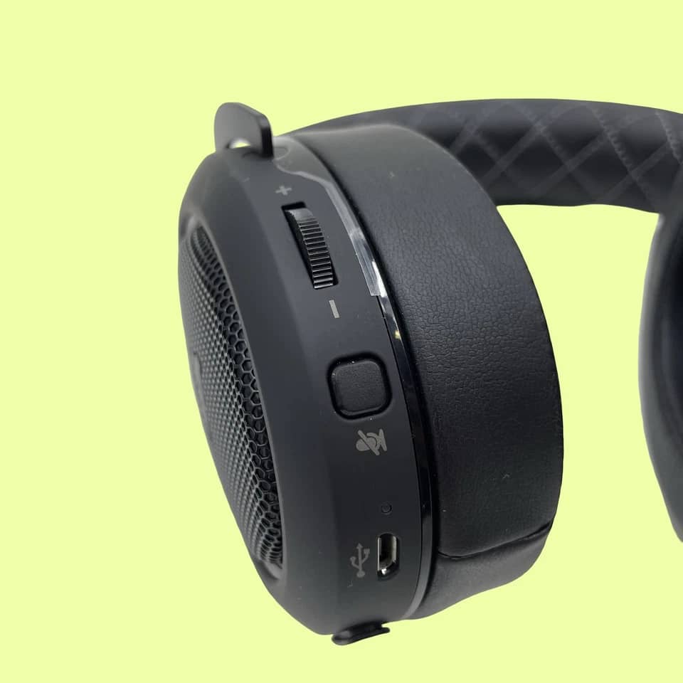 Corsair HS70 Pro Headphones & Earbuds Black Refurbished - Excellent