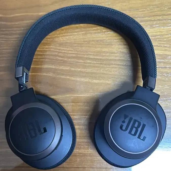 JBL Live 650BTNC Headphones & Earbuds White New