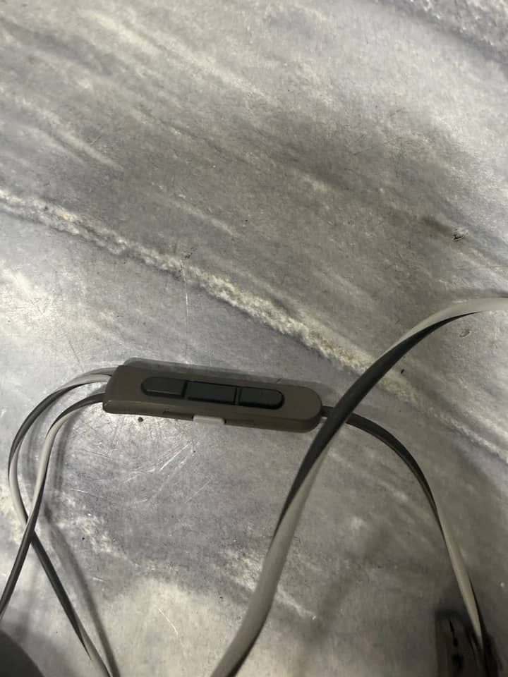Bose QuietComfort 20 Headphones & Earbuds Black Open-Box Excellent